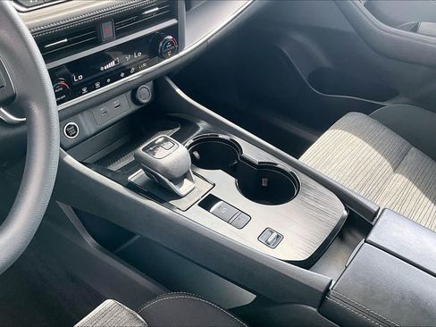 Certified 2023 Nissan Rogue SV FWD image 16