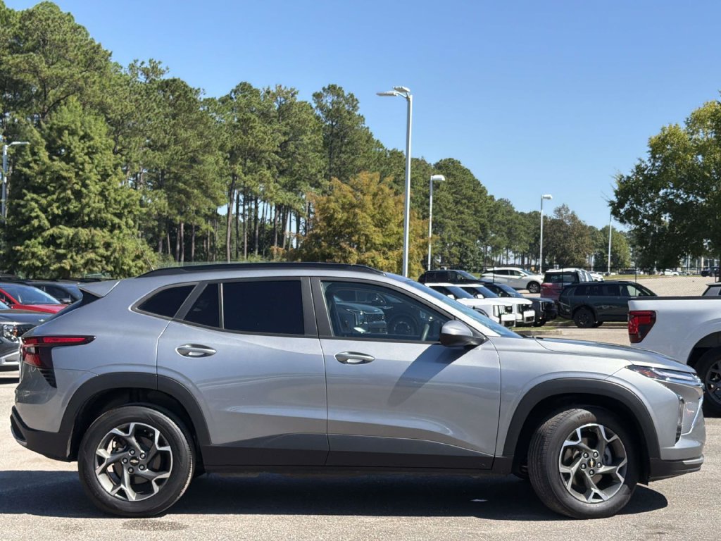 Used 2024 Chevrolet Trax LT FWD image 28