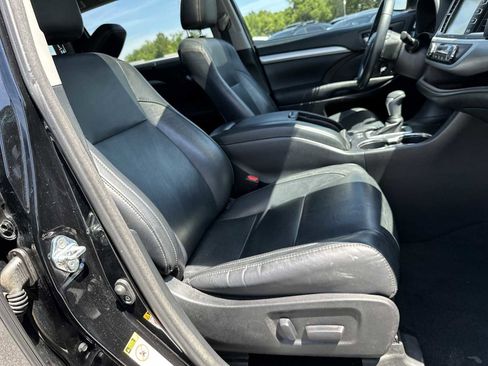 Used 2018 Toyota Highlander XLE FWD image 28