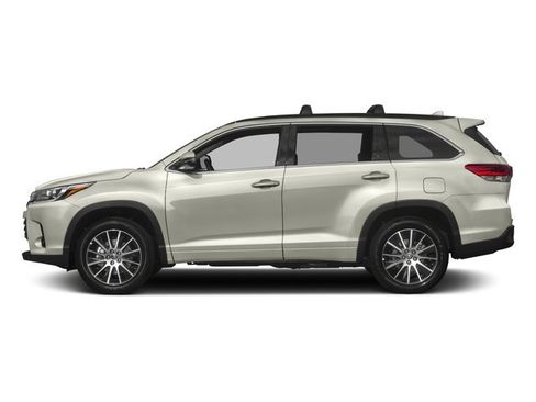 Used 2018 Toyota Highlander XLE w/ Carpet Mat Package (TMS) AWD/4WD image 3