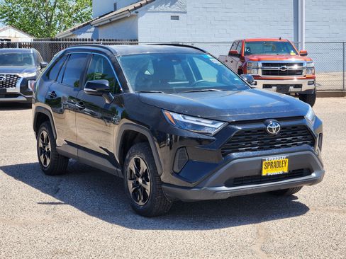 Used 2025 Toyota RAV4 XLE AWD/4WD image 5