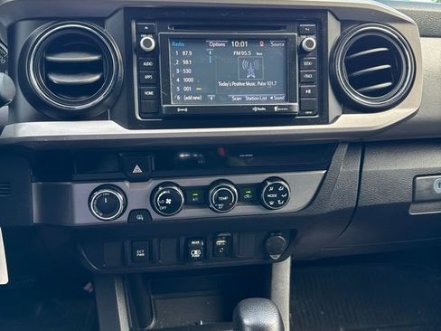 Used 2018 Toyota Tacoma SR5 AWD/4WD image 10