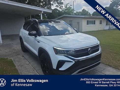 Used 2023 Volkswagen Taos SE w/ Panoramic Sunroof Package FWD image 1