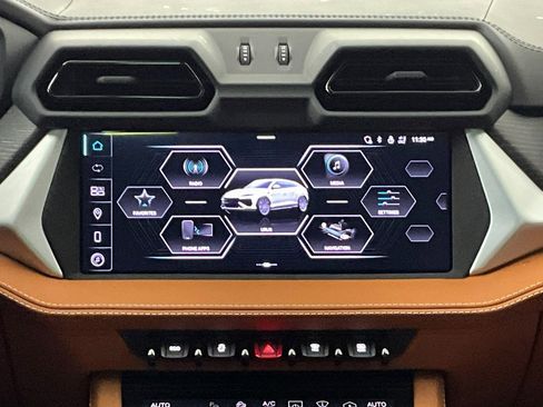 Used 2025 Lamborghini Urus SE image 11