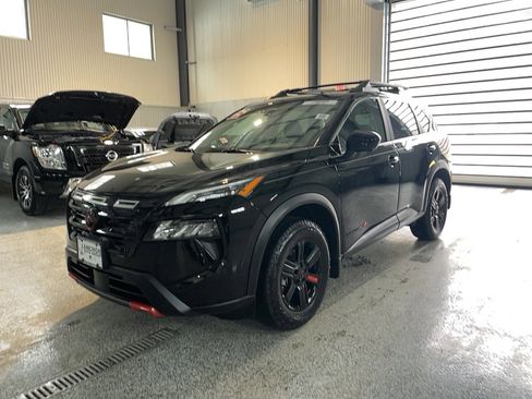 Used 2025 Nissan Rogue SV image 3