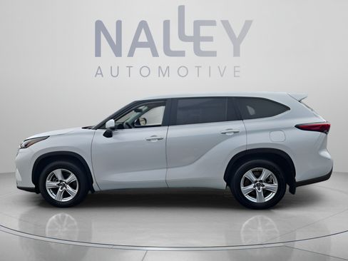 Used 2023 Toyota Highlander LE AWD/4WD image 2