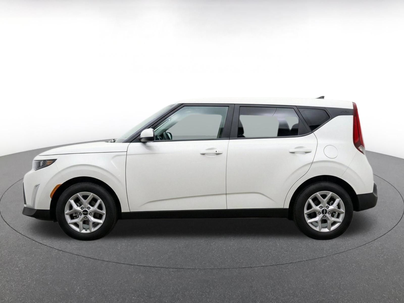 Used 2025 Kia Soul LX w/ LX Technology Package FWD image 4