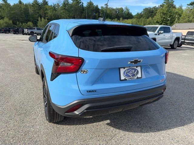 Used 2024 Chevrolet Trax RS w/ Driver Confidence Package FWD image 4