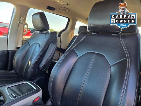 Used 2023 Chrysler Pacifica Touring-L FWD image 16