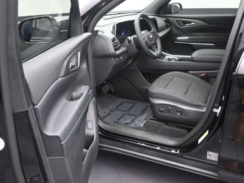 Used 2025 Chevrolet Traverse LT FWD image 11