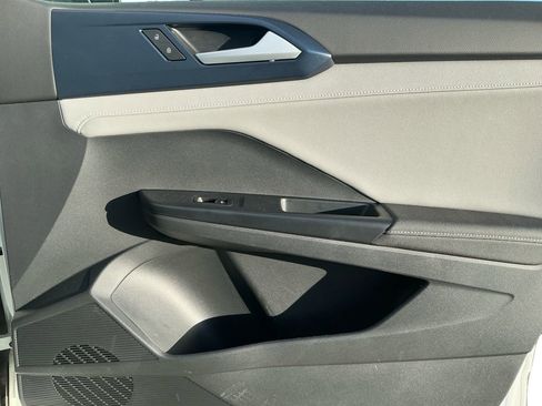 Used 2024 Volkswagen Taos SE w/ Panoramic Sunroof Package image 16