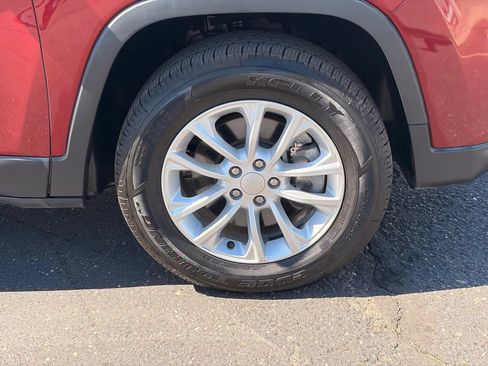 Used 2020 Jeep Cherokee Latitude w/ Cold Weather Group AWD/4WD image 9
