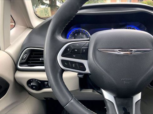 Certified 2024 Chrysler Pacifica Touring-L FWD image 18