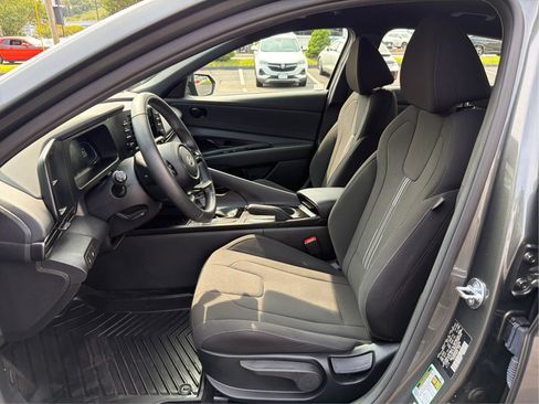 Certified 2025 Hyundai Elantra Sport FWD image 9