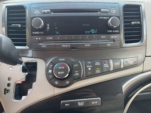 Used 2013 Toyota Sienna LE w/ Towing Pkg FWD image 22