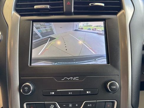 Used 2020 Ford Fusion SE FWD image 21