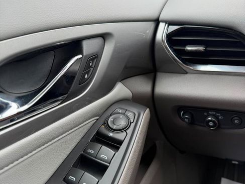 Used 2018 Chevrolet Traverse LT FWD image 25
