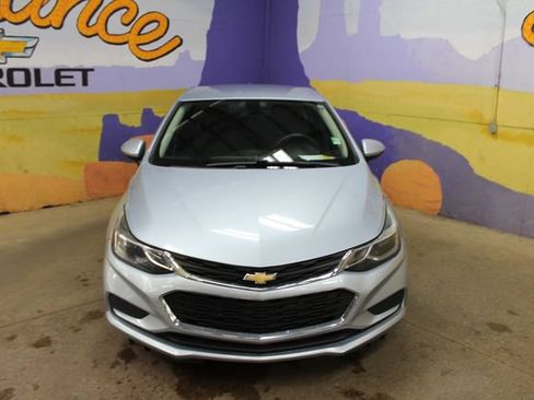 Used 2018 Chevrolet Cruze LT FWD image 3
