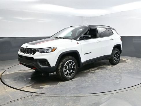 Used 2025 Jeep Compass Trailhawk image 4