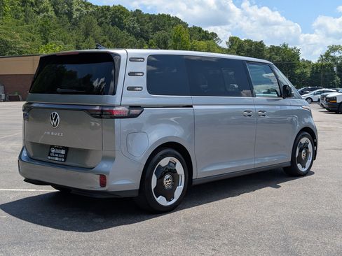 Used 2025 Volkswagen ID. Buzz 1st Edition RWD image 9