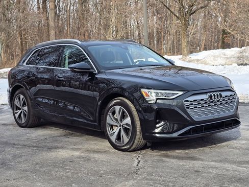 Used 2024 Audi Q8 e-tron Premium Plus image 8