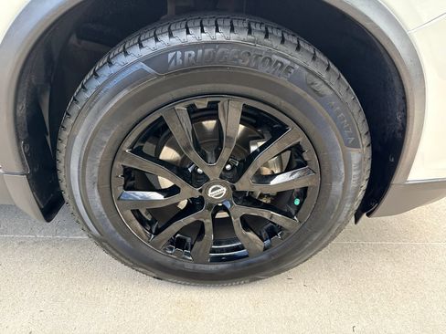 Used 2018 Nissan Rogue SV w/ Premium Package FWD image 14