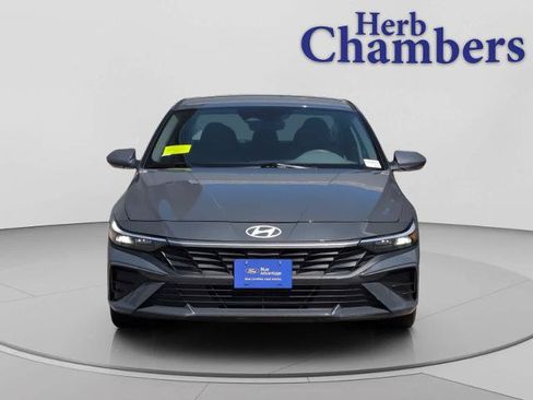 Used 2024 Hyundai Elantra SE FWD image 2