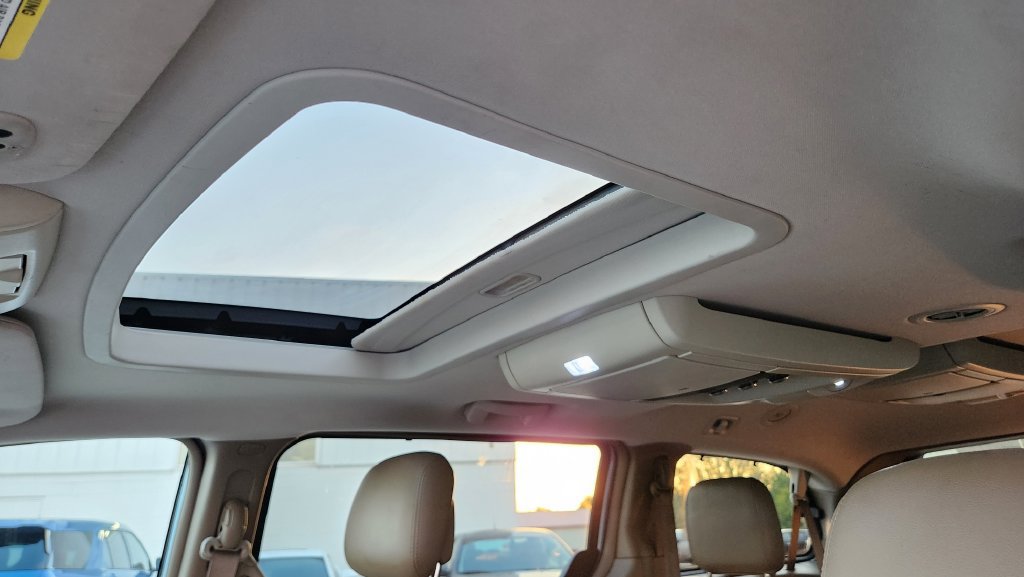 Used 2012 Chrysler Town & Country Touring-L w/ Entertainment Group #2 FWD image 25
