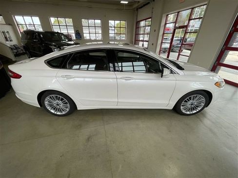 Used 2014 Ford Fusion SE w/ Equipment Group 202A FWD image 8