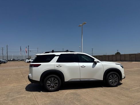 Certified 2024 Nissan Pathfinder SV FWD image 23