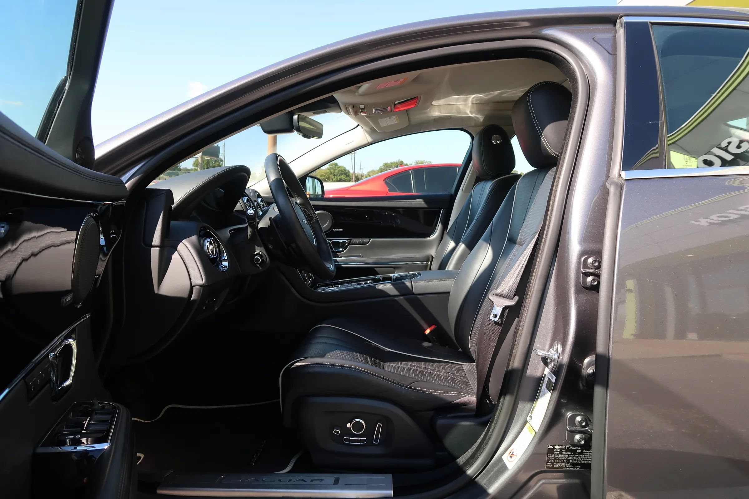 Used 2019 Jaguar XJ R-Sport RWD image 13