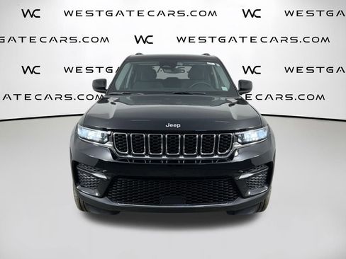 Used 2023 Jeep Grand Cherokee Laredo image 2