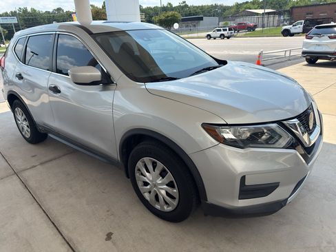 Used 2020 Nissan Rogue S FWD image 2