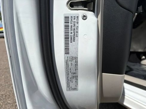 Used 2023 Chrysler Pacifica Touring-L FWD image 32