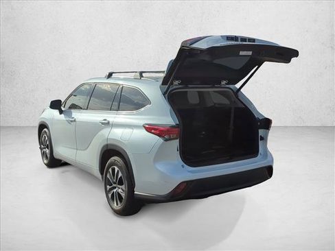 Used 2022 Toyota Highlander XLE FWD image 10