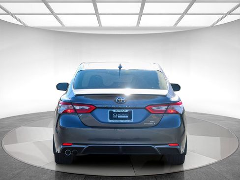 Used 2020 Toyota Camry SE w/ Sunroof Package image 3