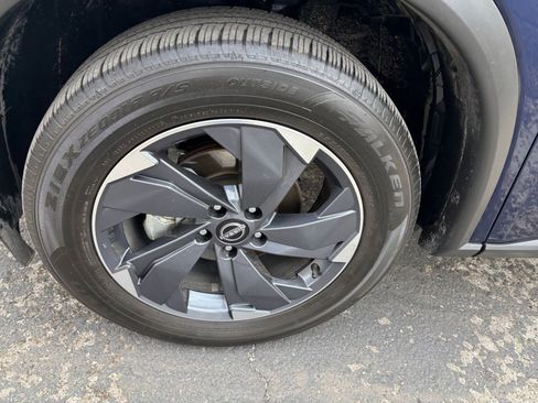 Used 2025 Nissan Rogue SV image 25