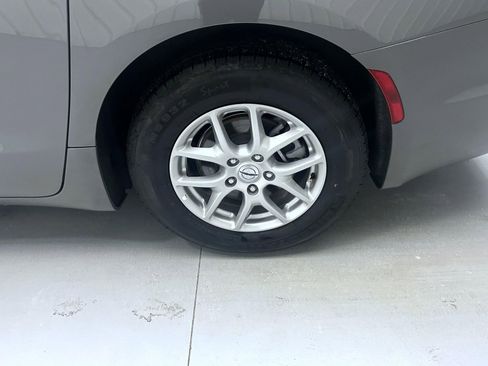 Used 2025 Chrysler Pacifica Select image 21