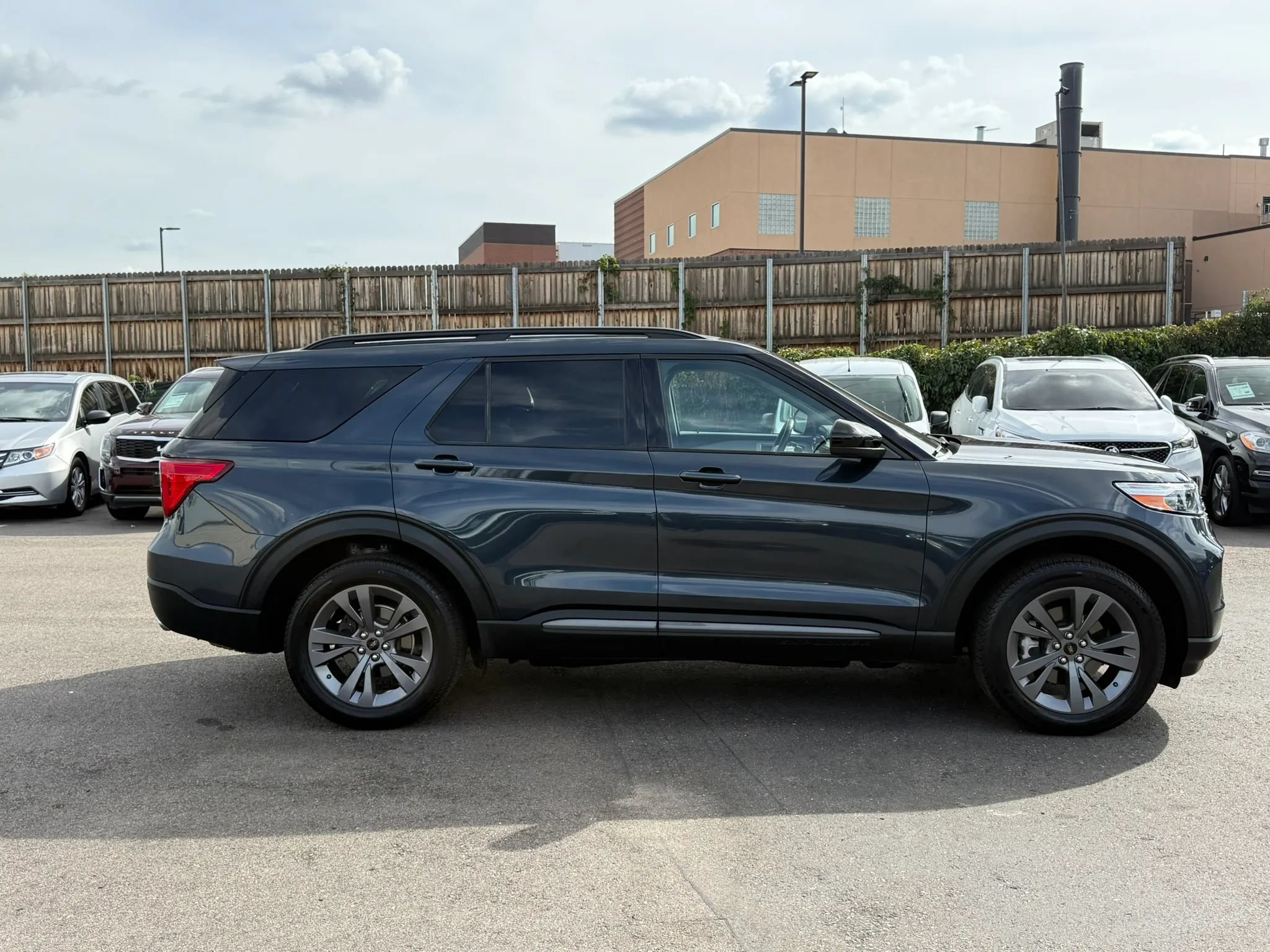 Used 2022 Ford Explorer XLT w/ Equipment Group 202A AWD/4WD image 8