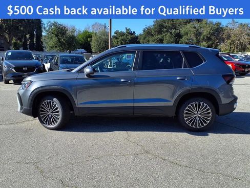 New 2026 Volkswagen Taos SE image 3