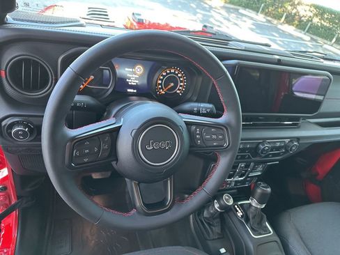 Used 2024 Jeep Gladiator Rubicon w/ Technology Group image 10