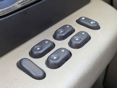 Used 2005 Ford Expedition XLT image 26