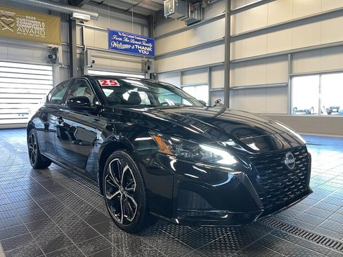 Used 2025 Nissan Altima 2.5 SR image 1