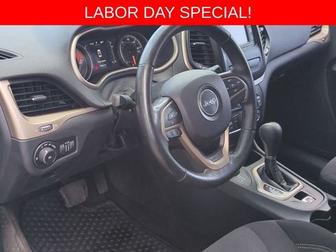 Used 2016 Jeep Cherokee Latitude w/ Cold Weather Group AWD/4WD image 2