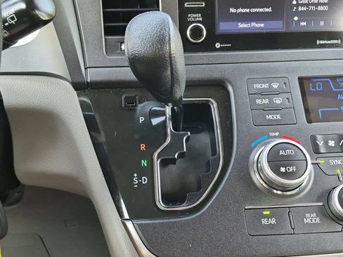 Used 2019 Toyota Sienna LE FWD image 12