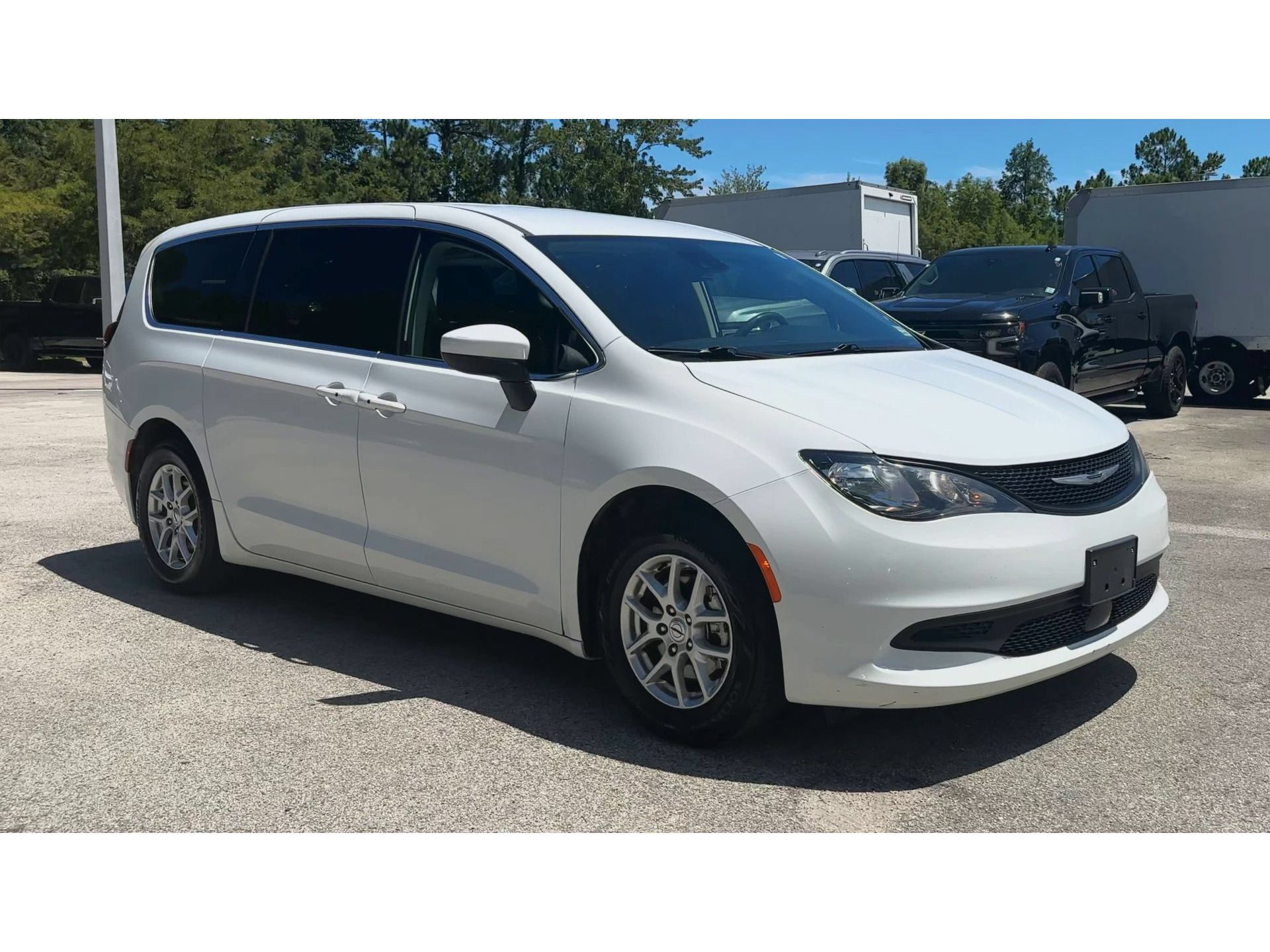 Used 2023 Chrysler Voyager LX FWD image 2