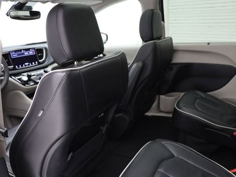 Used 2024 Chrysler Pacifica Limited image 12