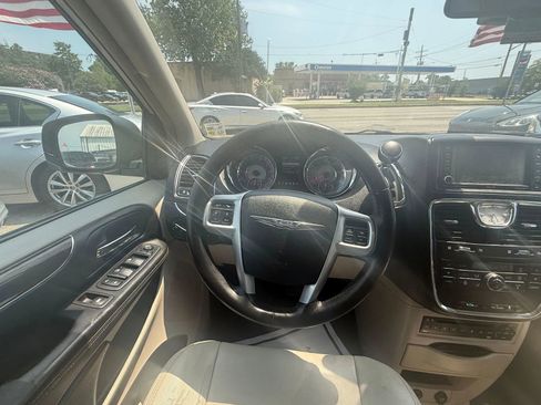 Used 2012 Chrysler Town & Country Touring-L w/ Entertainment Group #2 FWD image 16