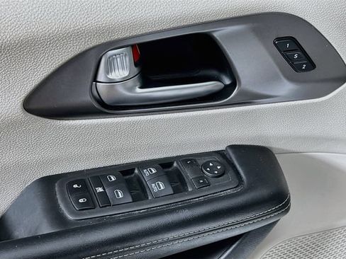 Used 2021 Chrysler Pacifica Touring-L FWD image 9