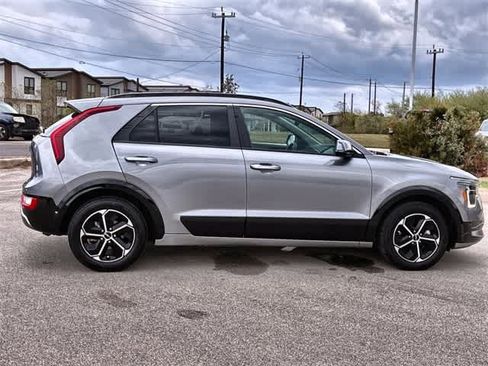 Used 2023 Kia Niro SX image 7